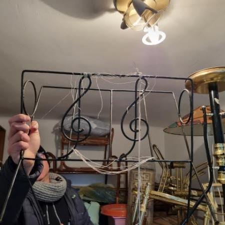 kovácsoltvas újságtartó violin kulcsos apartman