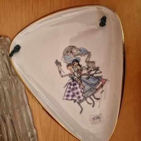 Porcelán Háromszög Fali tányér Csajos